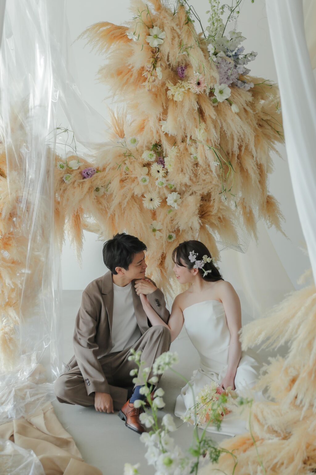 フォトウエディングを彩る上質な花。新郎新婦の美しさを引き立てる、洗練されたアーテ
ィスティックな花材の配置 | IN MY LIFE photography