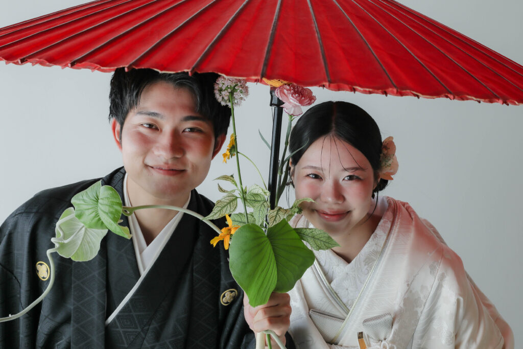 フォトウエディングを彩る上質な花。新郎新婦の美しさを引き立てる、洗練されたアーテ ィスティックな花材の配置 | IN MY LIFE photography