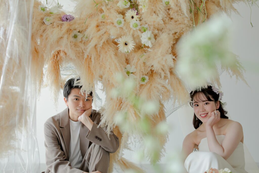 フォトウエディングを彩る上質な花。新郎新婦の美しさを引き立てる、洗練されたアーテ
ィスティックな花材の配置 | IN MY LIFE photography