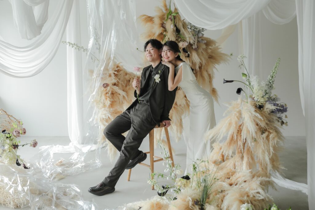 フォトウエディングを彩る上質な花。新郎新婦の美しさを引き立てる、洗練されたアーテ
ィスティックな花材の配置 | IN MY LIFE photography