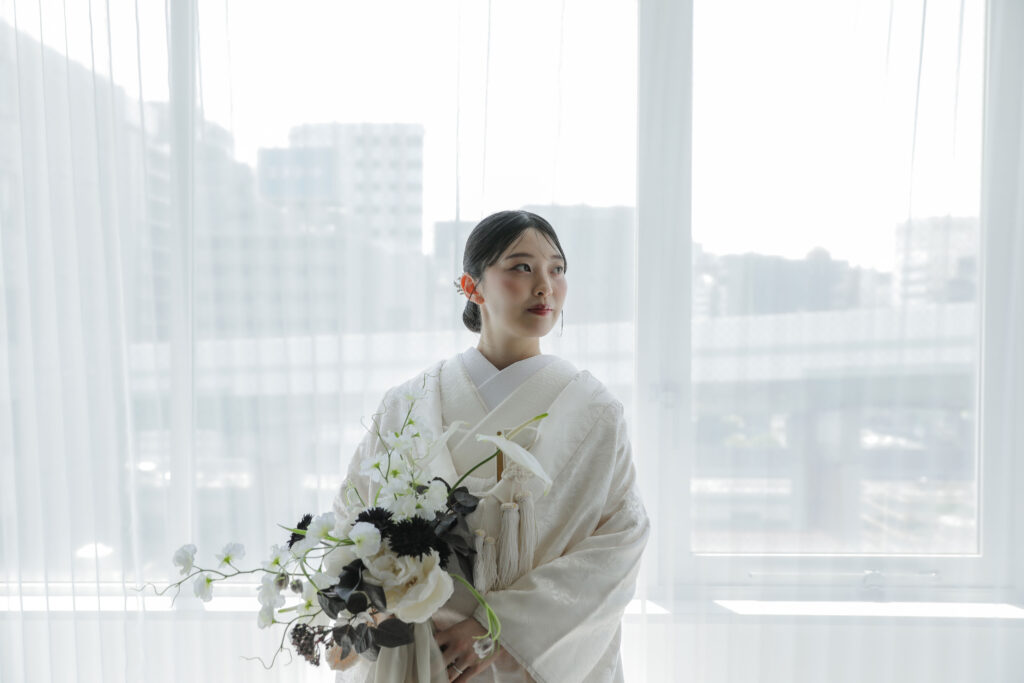 差し込む光が白無垢の陰影を美しく描き出す。シンプルだからこそ本質が伝わる和装カッ ト | IN MY LIFE photography