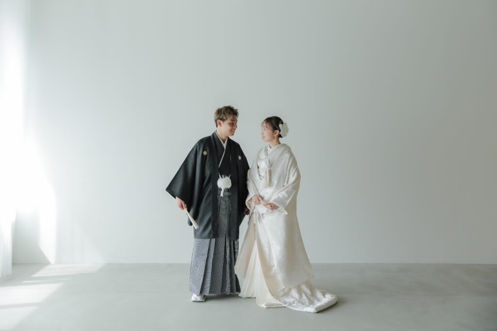差し込む光が白無垢の陰影を美しく描き出す。シンプルだからこそ本質が伝わる和装カッ
ト | IN MY LIFE photography