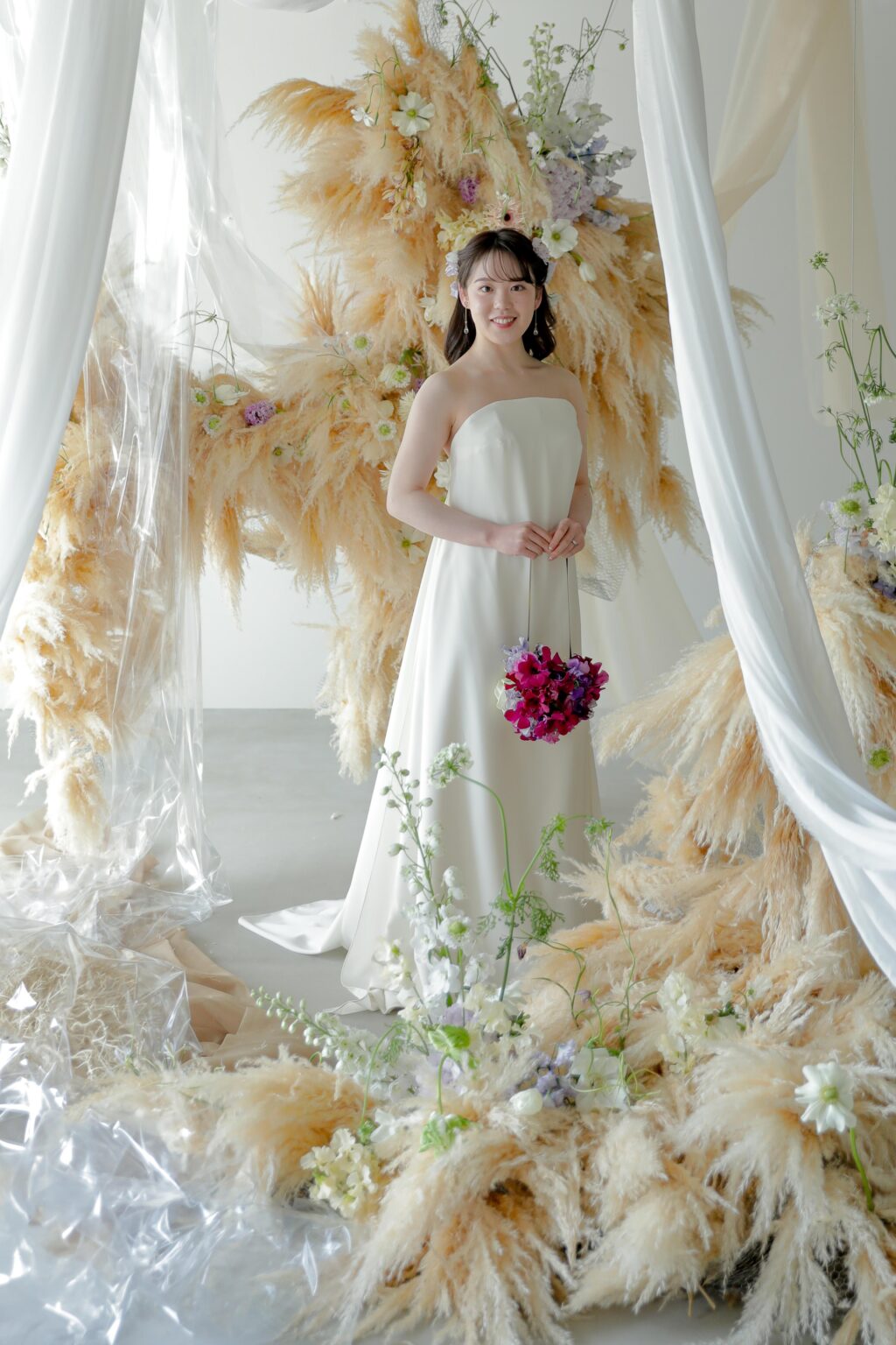 フォトウエディングを彩る上質な花。新郎新婦の美しさを引き立てる、洗練されたアーテ
ィスティックな花材の配置 | IN MY LIFE photography