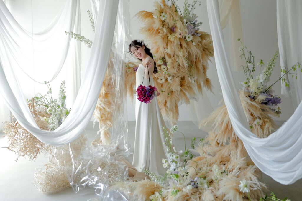 フォトウエディングを彩る上質な花。新郎新婦の美しさを引き立てる、洗練されたアーテ
ィスティックな花材の配置 | IN MY LIFE photography