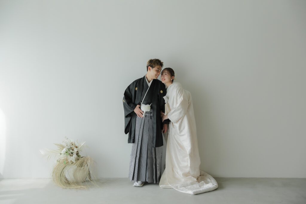 差し込む光が白無垢の陰影を美しく描き出す。シンプルだからこそ本質が伝わる和装カッ
ト | IN MY LIFE photography