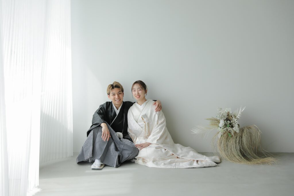 型にはまらない、自由で自然体な和装フォトウエディング。白無垢姿でこぼれる柔らかな
笑顔の一枚 | IN MY LIFE photography