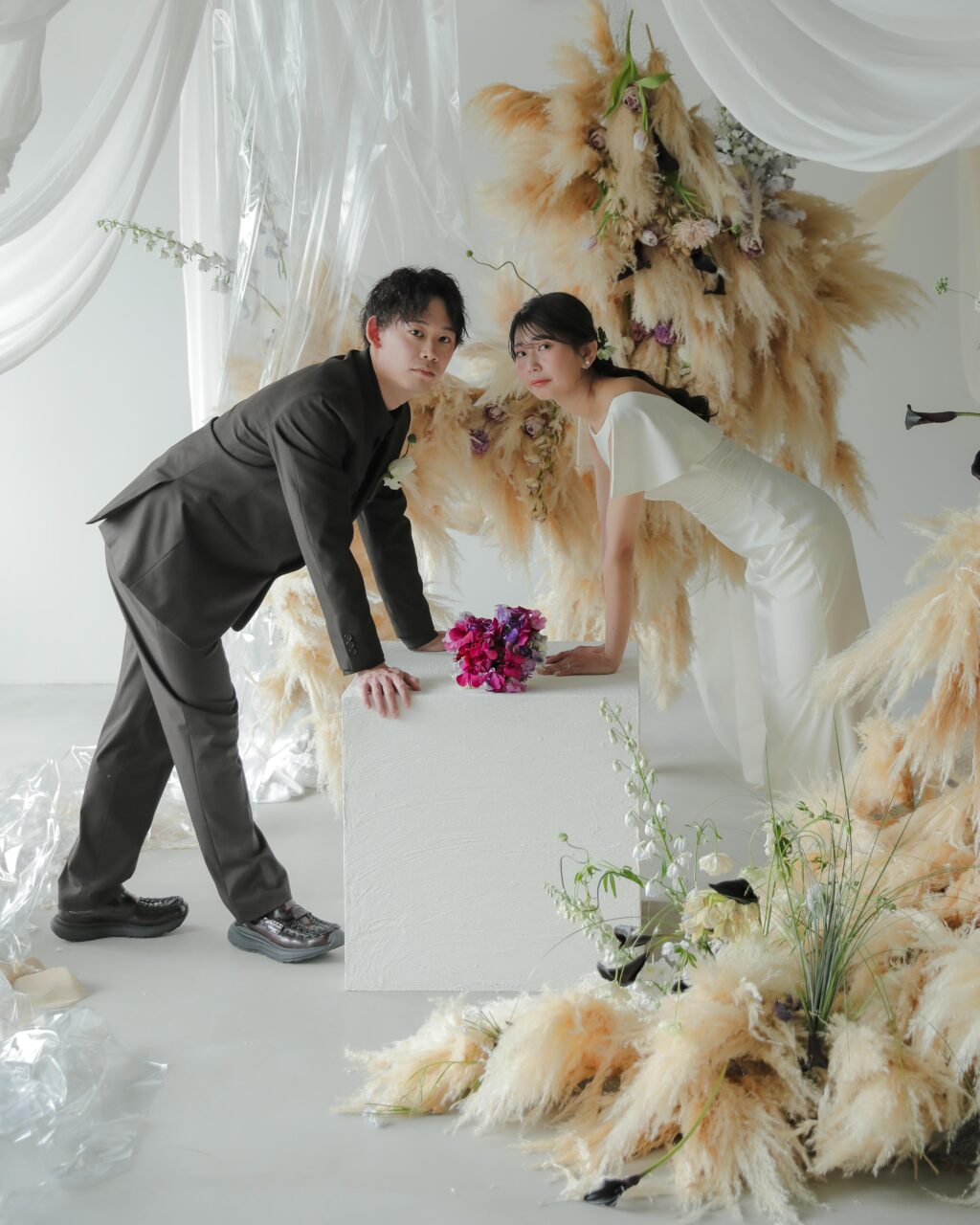 フォトウエディングを彩る上質な花。新郎新婦の美しさを引き立てる、洗練されたアーテ
ィスティックな花材の配置 | IN MY LIFE photography