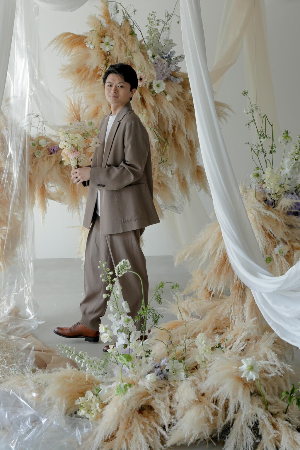 フォトスタジオの白を基調とした空間に飾られた、鮮やかな花とのフラワーベースのスタ
イリング| IN MY LIFE photography