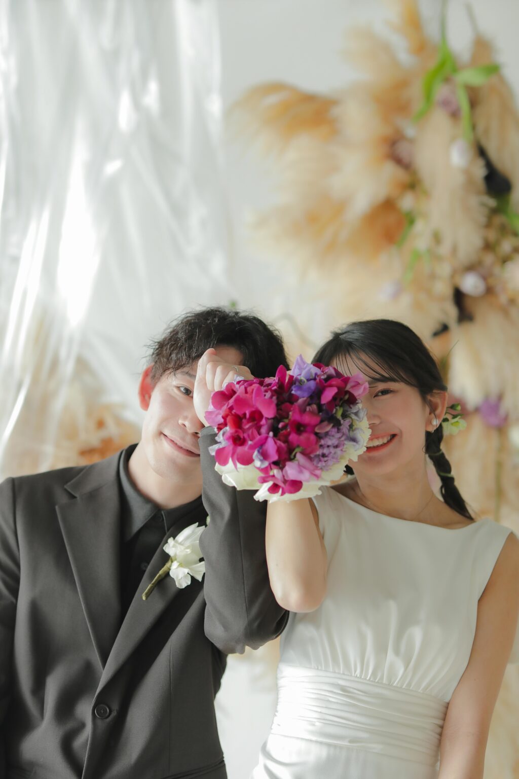 フォトウエディングを彩る上質な花。新郎新婦の美しさを引き立てる、洗練されたアーテ
ィスティックな花材の配置 | IN MY LIFE photography