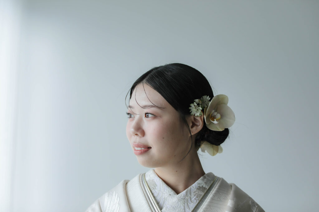 差し込む光が白無垢の陰影を美しく描き出す。シンプルだからこそ本質が伝わる和装カッ ト | IN MY LIFE photography