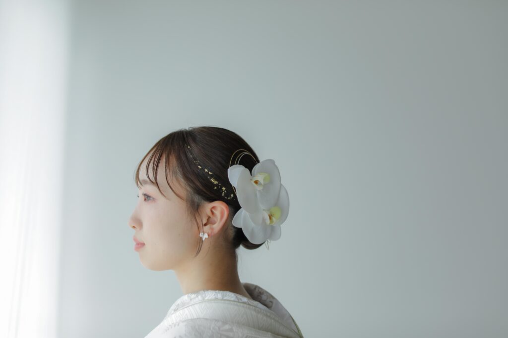 差し込む光が白無垢の陰影を美しく描き出す。シンプルだからこそ本質が伝わる和装カッ
ト | IN MY LIFE photography