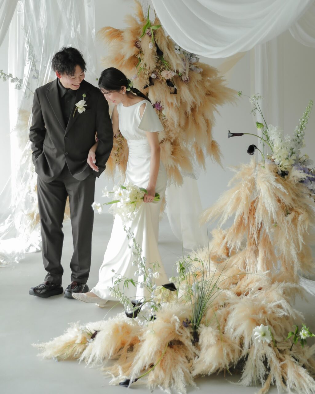 季節の草花を用いたフラワースタイリングの全景と、花の繊細な表情を捉えたディテール
カット | IN MY LIFE photography