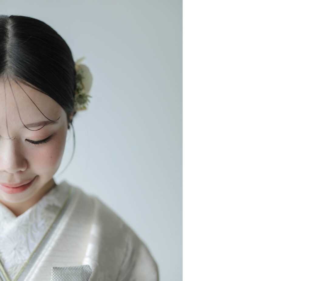 差し込む光が白無垢の陰影を美しく描き出す。シンプルだからこそ本質が伝わる和装カッ ト | IN MY LIFE photography