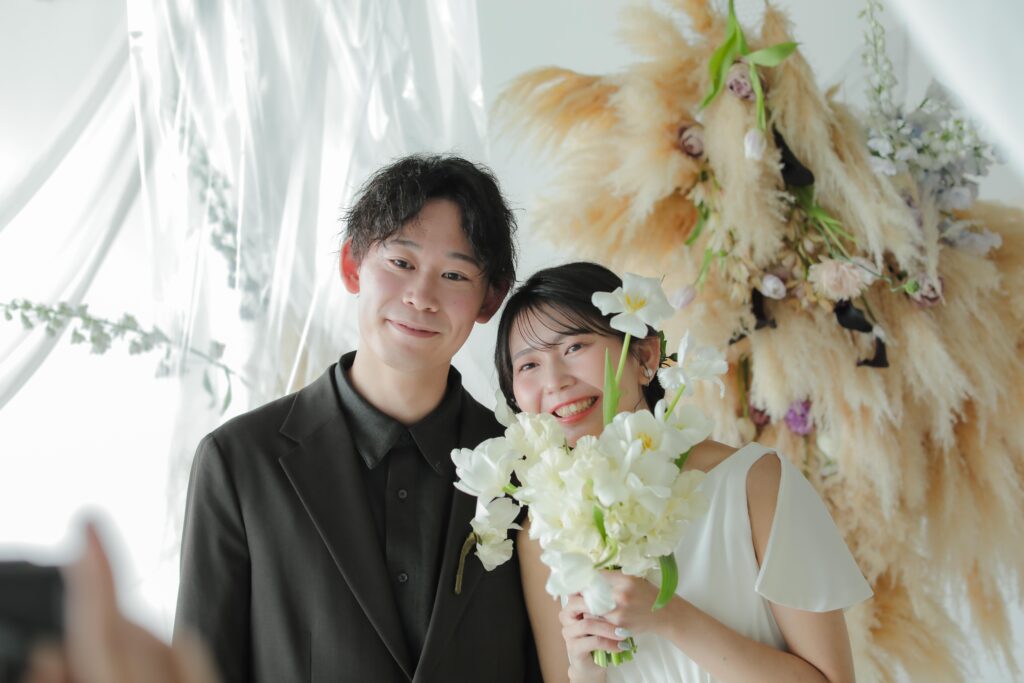 季節の草花を用いたフラワースタイリングの全景と、花の繊細な表情を捉えたディテール
カット | IN MY LIFE photography