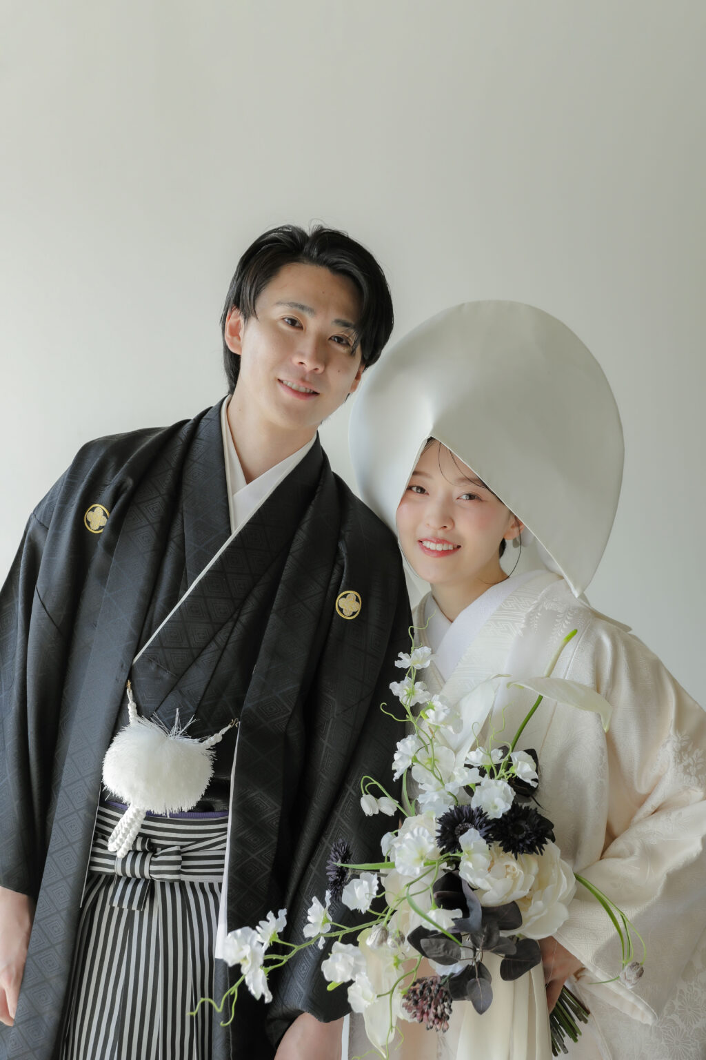 差し込む光が白無垢の陰影を美しく描き出す。シンプルだからこそ本質が伝わる和装カッ ト | IN MY LIFE photograph