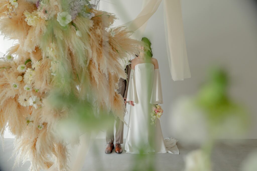 フォトスタジオの白を基調とした空間に飾られた、鮮やかな花とのフラワーベースのスタ
イリング| IN MY LIFE photography