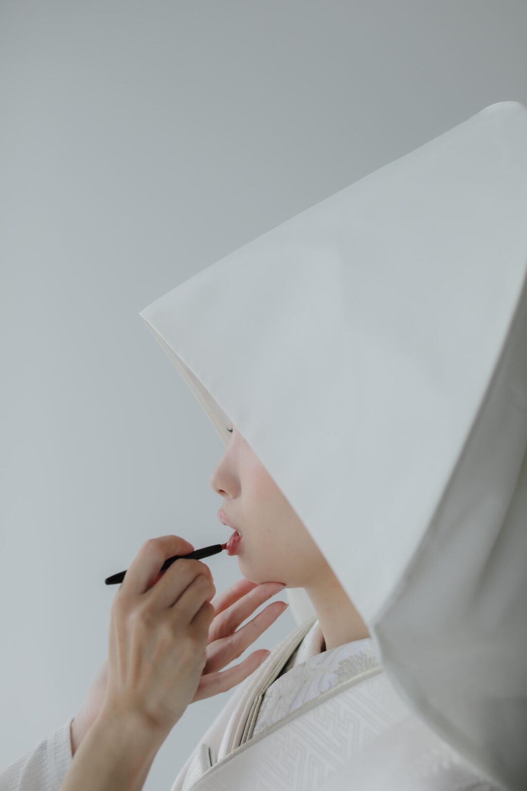 差し込む光が白無垢の陰影を美しく描き出す。シンプルだからこそ本質が伝わる和装カッ
ト | IN MY LIFE photography