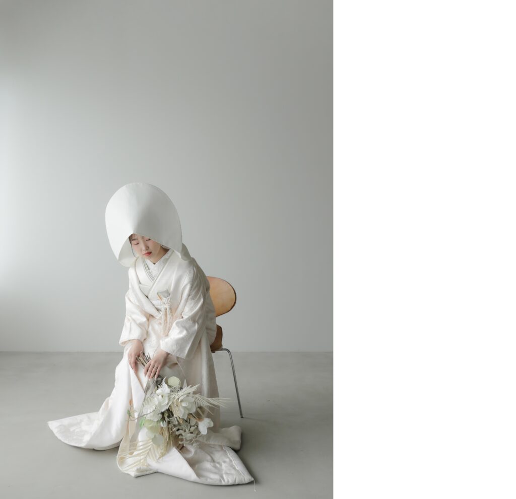 差し込む光が白無垢の陰影を美しく描き出す。シンプルだからこそ本質が伝わる和装カッ
ト | IN MY LIFE photography