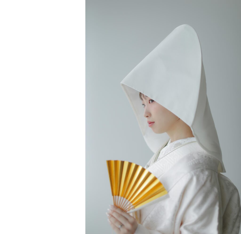 差し込む光が白無垢の陰影を美しく描き出す。シンプルだからこそ本質が伝わる和装カッ
ト | IN MY LIFE photography