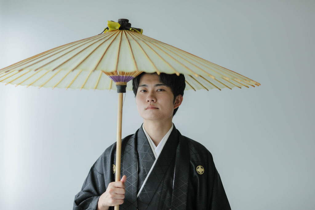 差し込む光が白無垢の陰影を美しく描き出す。シンプルだからこそ本質が伝わる和装カッ ト | IN MY LIFE photography