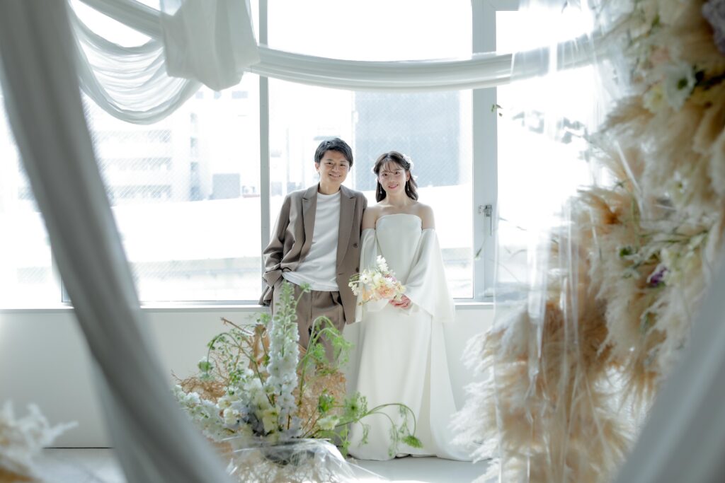 柔らかな自然光が包み込むスタジオで、ドレスの繊細なディテールまで美しく残す前撮り
カット | IN MY LIFE photography