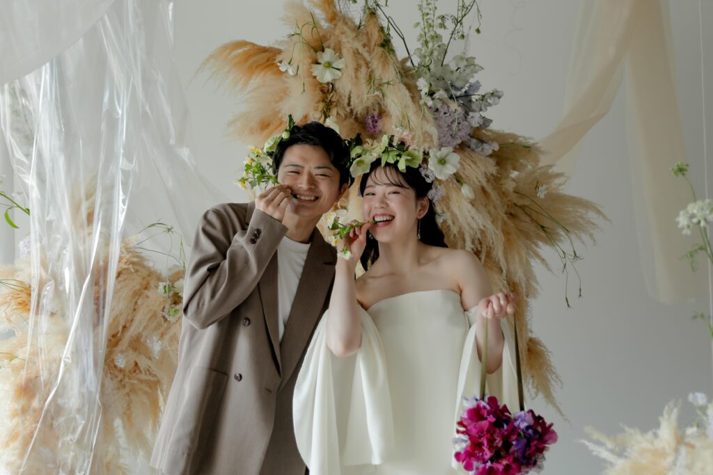 フローリストによるライブスタイリング。一輪一輪の個性を活かした、空間を彩る繊細な
フラワーデコレーション | IN MY LIFE photography