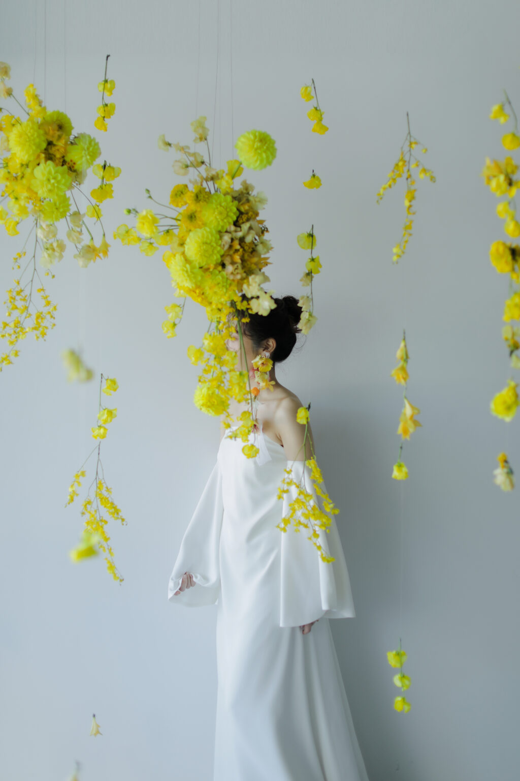 黄色い花　花嫁　ドレスを着ている