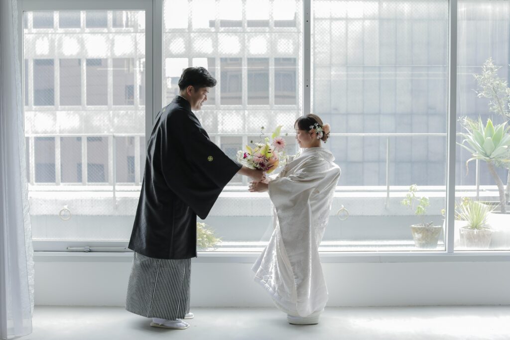 型にはまらない、自由で自然体な和装フォトウエディング。白無垢姿でこぼれる柔らかな 笑顔の一枚 | IN MY LIFE photography