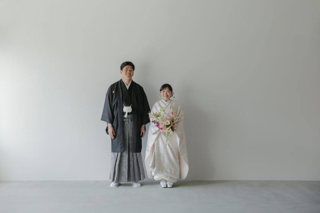自然光が映えるシンプルなスタジオで、白無垢と紋付袴を纏った和装前撮り | IN MY LIFE photography