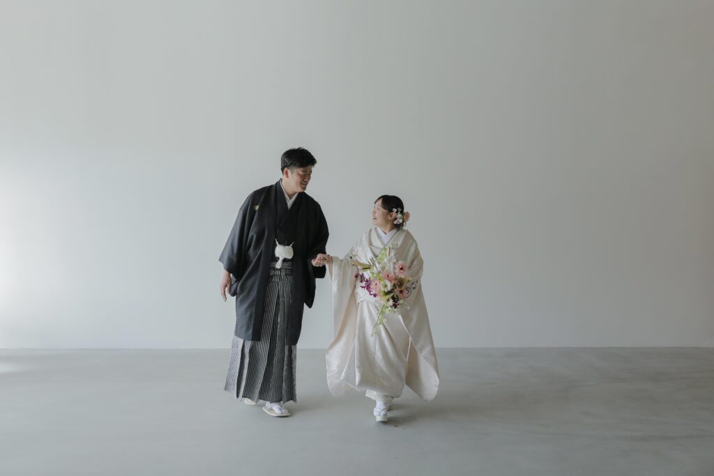 自然光が映えるシンプルなスタジオで、白無垢と紋付袴を纏った和装前撮り | IN MY LIFE photography