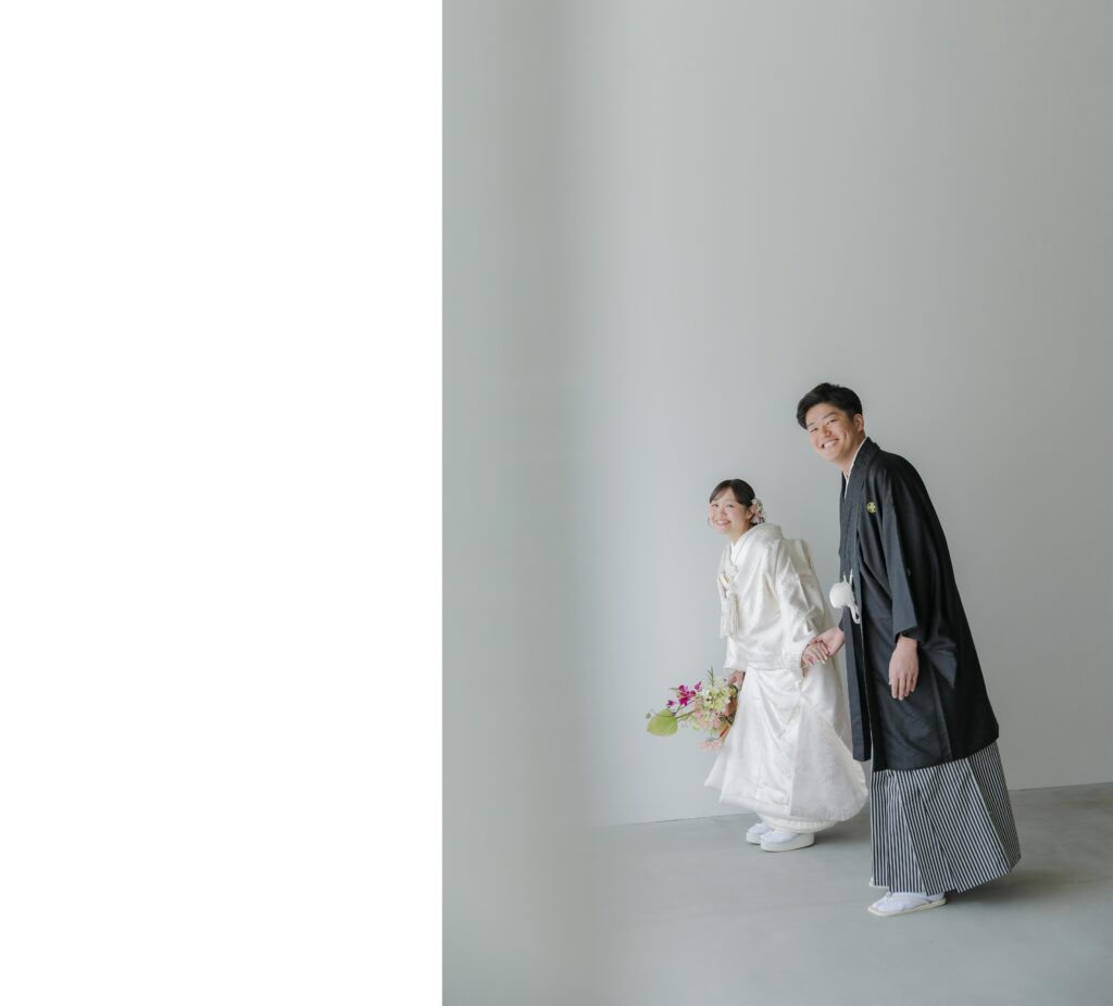 自然光が映えるシンプルなスタジオで、白無垢と紋付袴を纏った和装前撮り | IN MY LIFE photography