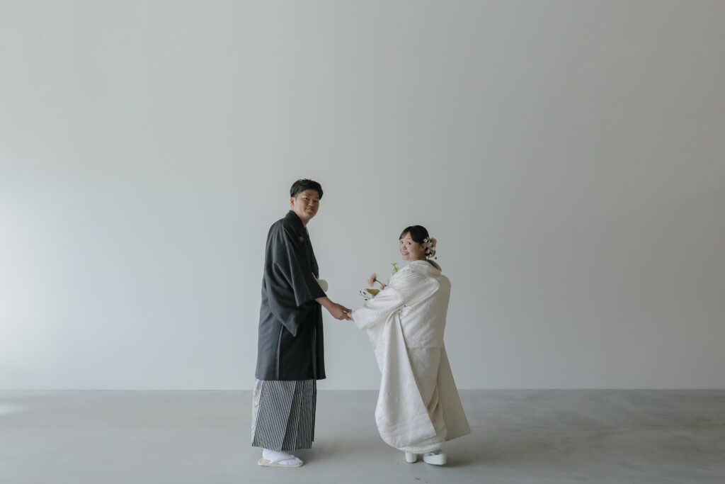 自然光が映えるシンプルなスタジオで、白無垢と紋付袴を纏った和装前撮り | IN MY LIFE photography