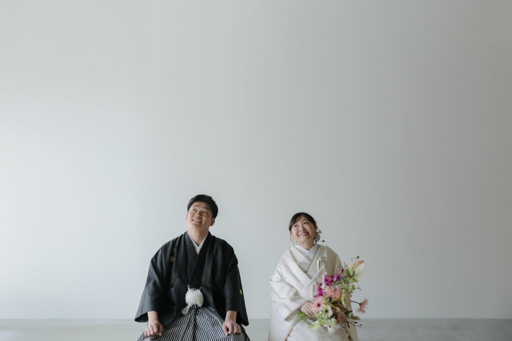 自然光が映えるシンプルなスタジオで、白無垢と紋付袴を纏った和装前撮り | IN MY LIFE photography