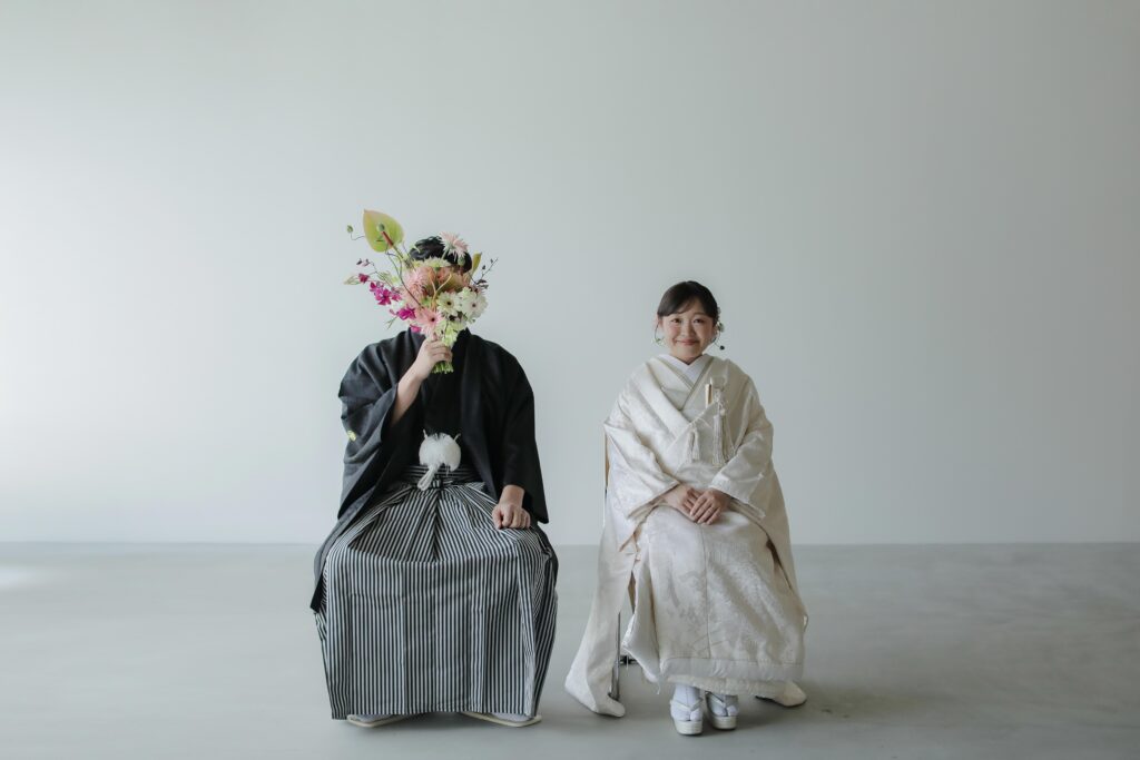 自然光が映えるシンプルなスタジオで、白無垢と紋付袴を纏った和装前撮り | IN MY LIFE photography