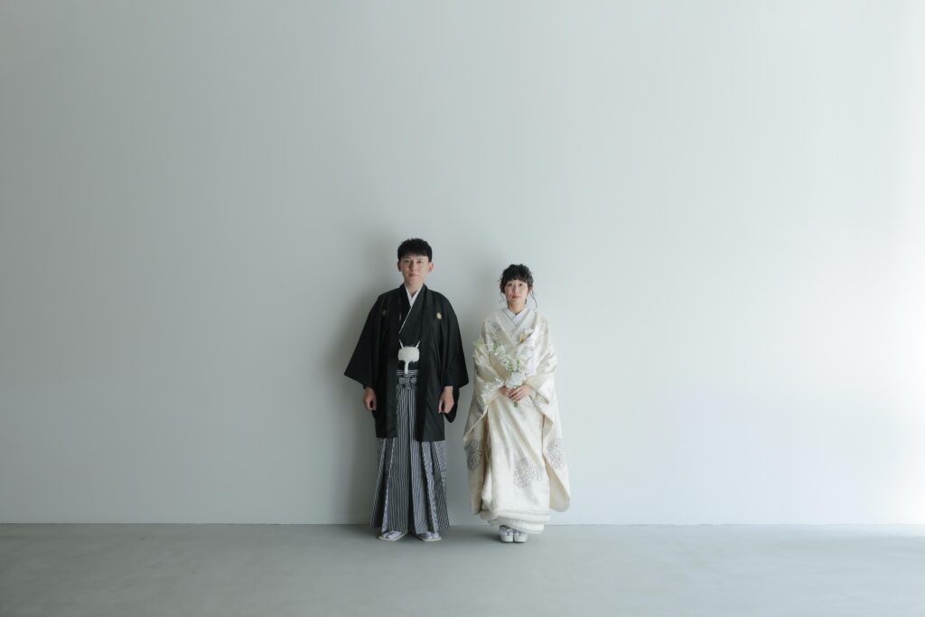 差し込む光が白無垢の陰影を美しく描き出す。シンプルだからこそ本質が伝わる和装カッ ト | IN MY LIFE photography