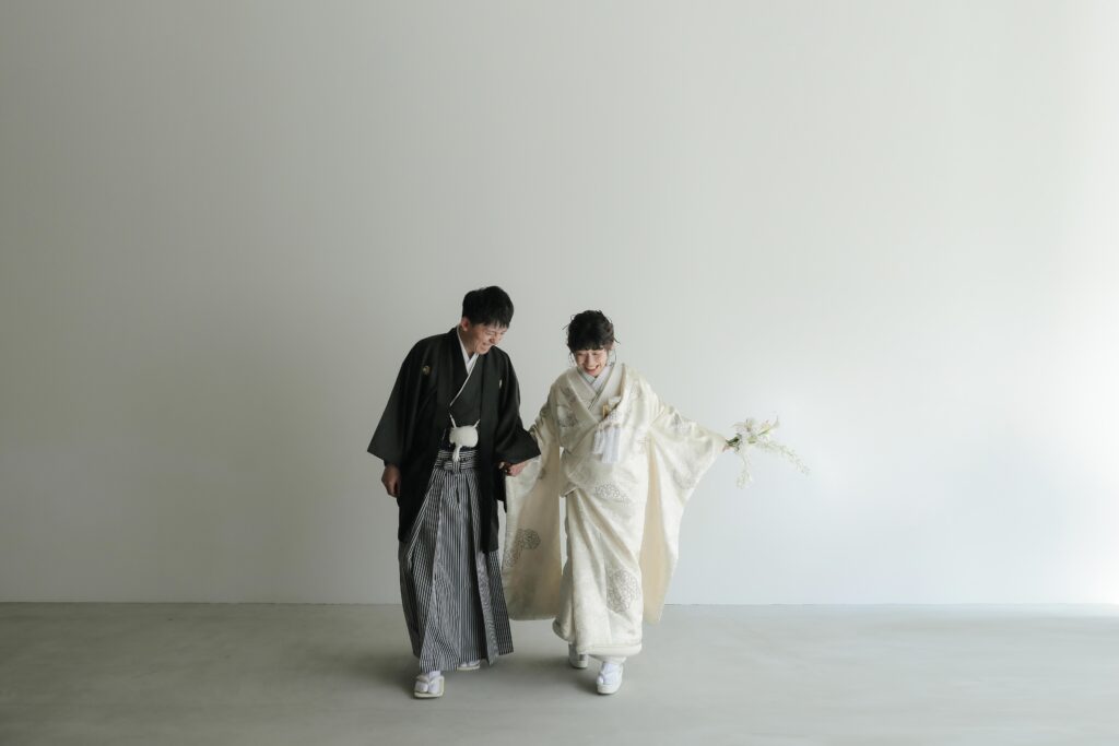 型にはまらない、自由で自然体な和装フォトウエディング。白無垢姿でこぼれる柔らかな 笑顔の一枚 | IN MY LIFE photography