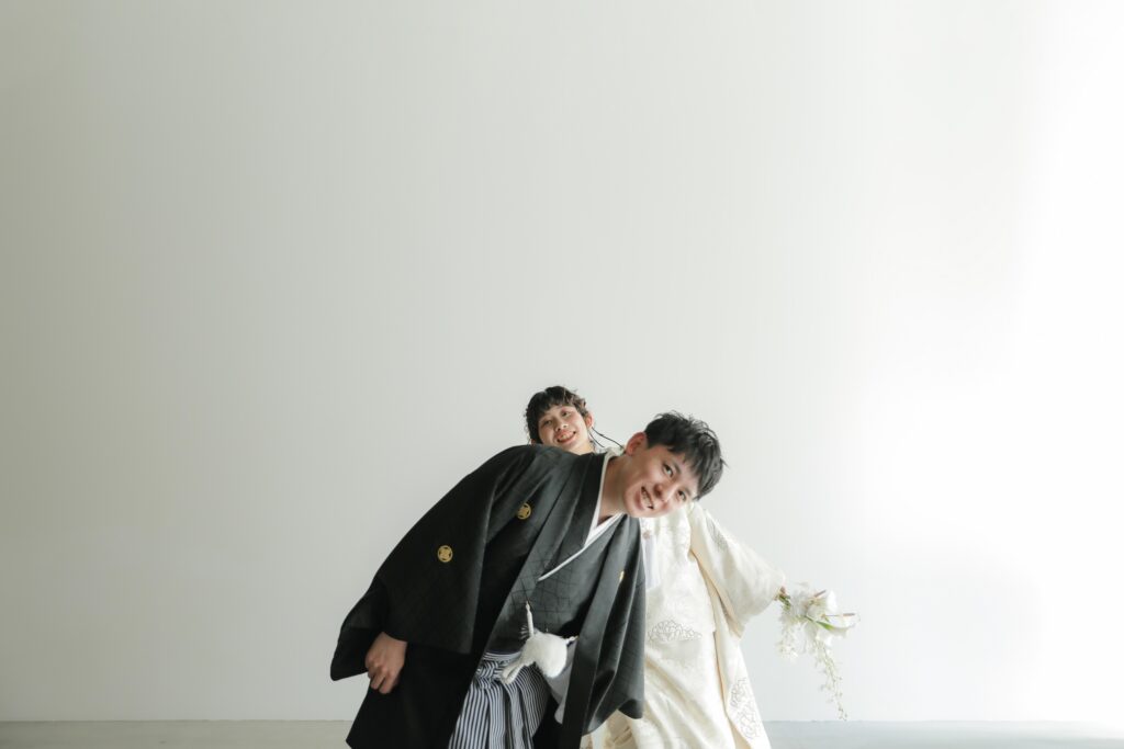 型にはまらない、自由で自然体な和装フォトウエディング。白無垢姿でこぼれる柔らかな 笑顔の一枚 | IN MY LIFE photography