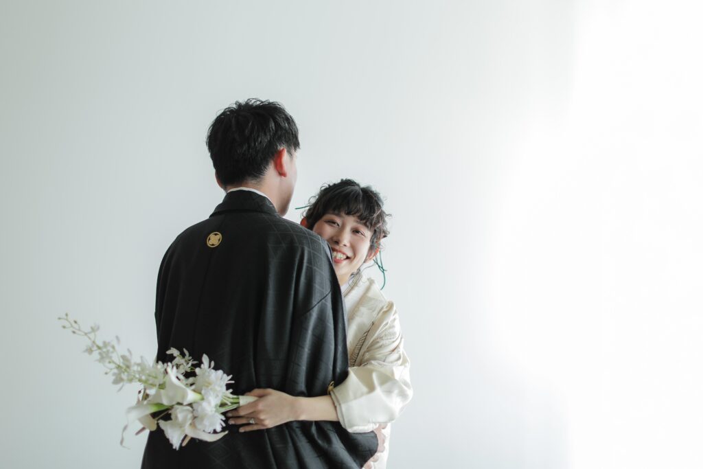 型にはまらない、自由で自然体な和装フォトウエディング。白無垢姿でこぼれる柔らかな 笑顔の一枚 | IN MY LIFE photography