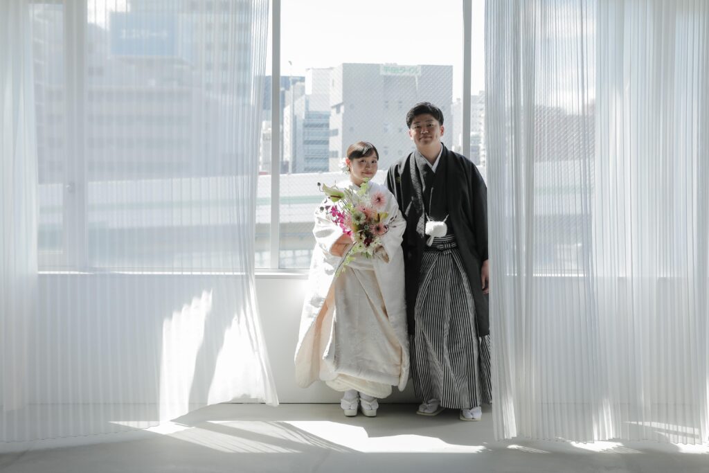 差し込む光が白無垢の陰影を美しく描き出す。シンプルだからこそ本質が伝わる和装カッ ト | IN MY LIFE photography