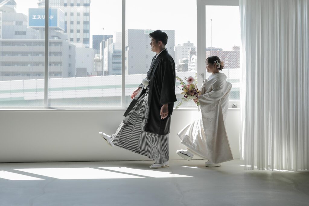 型にはまらない、自由で自然体な和装フォトウエディング。白無垢姿でこぼれる柔らかな 笑顔の一枚 | IN MY LIFE photography