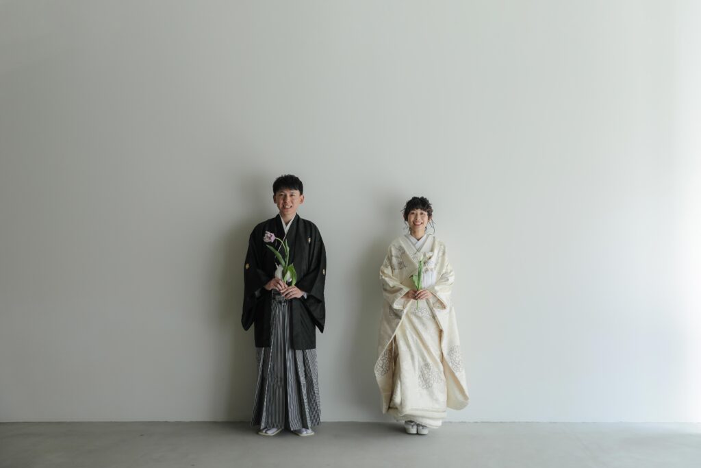 型にはまらない、自由で自然体な和装フォトウエディング。白無垢姿でこぼれる柔らかな 笑顔の一枚 | IN MY LIFE photography