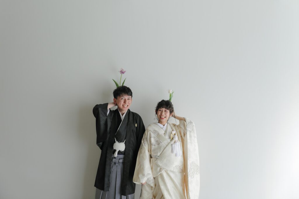 型にはまらない、自由で自然体な和装フォトウエディング。白無垢姿でこぼれる柔らかな 笑顔の一枚 | IN MY LIFE photography