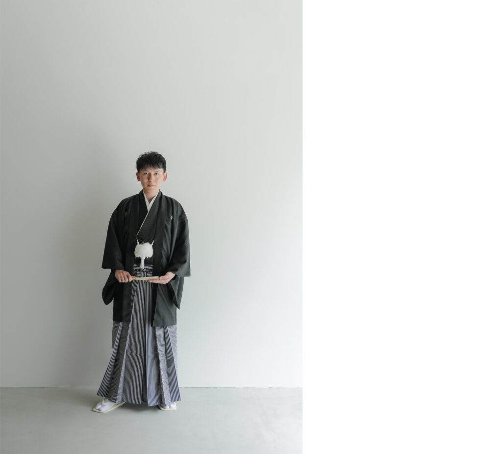 差し込む光が陰影を美しく描き出す。シンプルだからこそ本質が伝わる和装カッ ト | IN MY LIFE photography