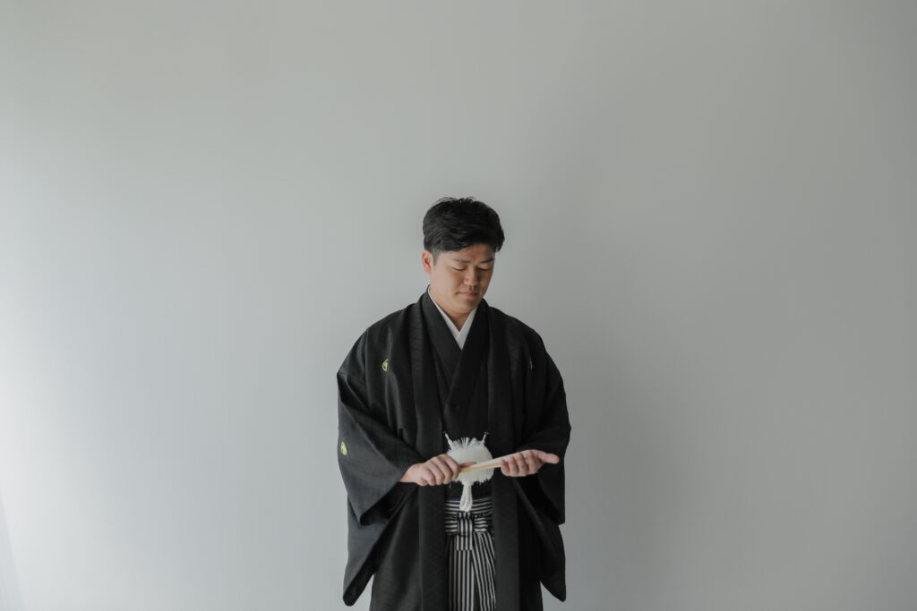 差し込む光が陰影を美しく描き出す。シンプルだからこそ本質が伝わる和装カッ ト | IN MY LIFE photography