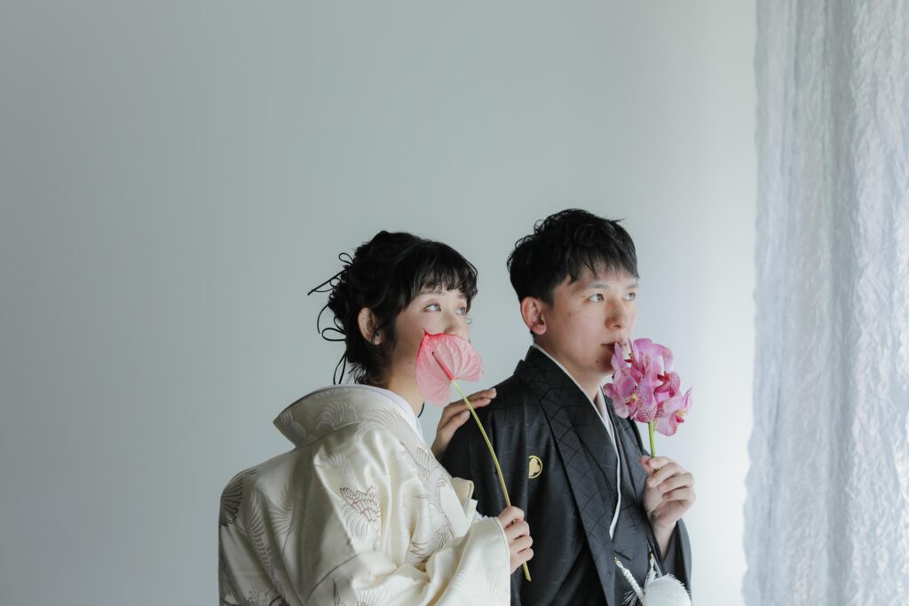 差し込む光が白無垢の陰影を美しく描き出す。シンプルだからこそ本質が伝わる和装カッ ト | IN MY LIFE photography