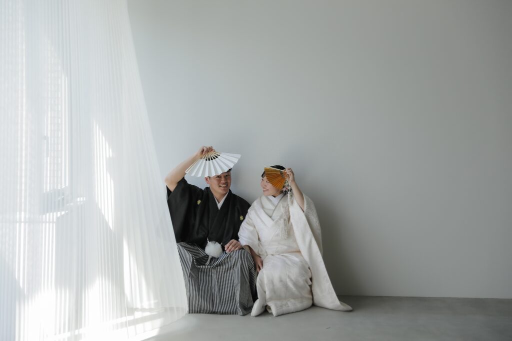 型にはまらない、自由で自然体な和装フォトウエディング。白無垢姿でこぼれる柔らかな 笑顔の一枚 | IN MY LIFE photography
