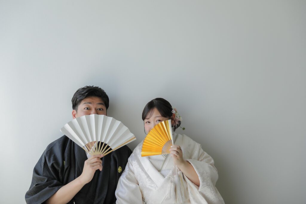 型にはまらない、自由で自然体な和装フォトウエディング。白無垢姿でこぼれる柔らかな 笑顔の一枚 | IN MY LIFE photography