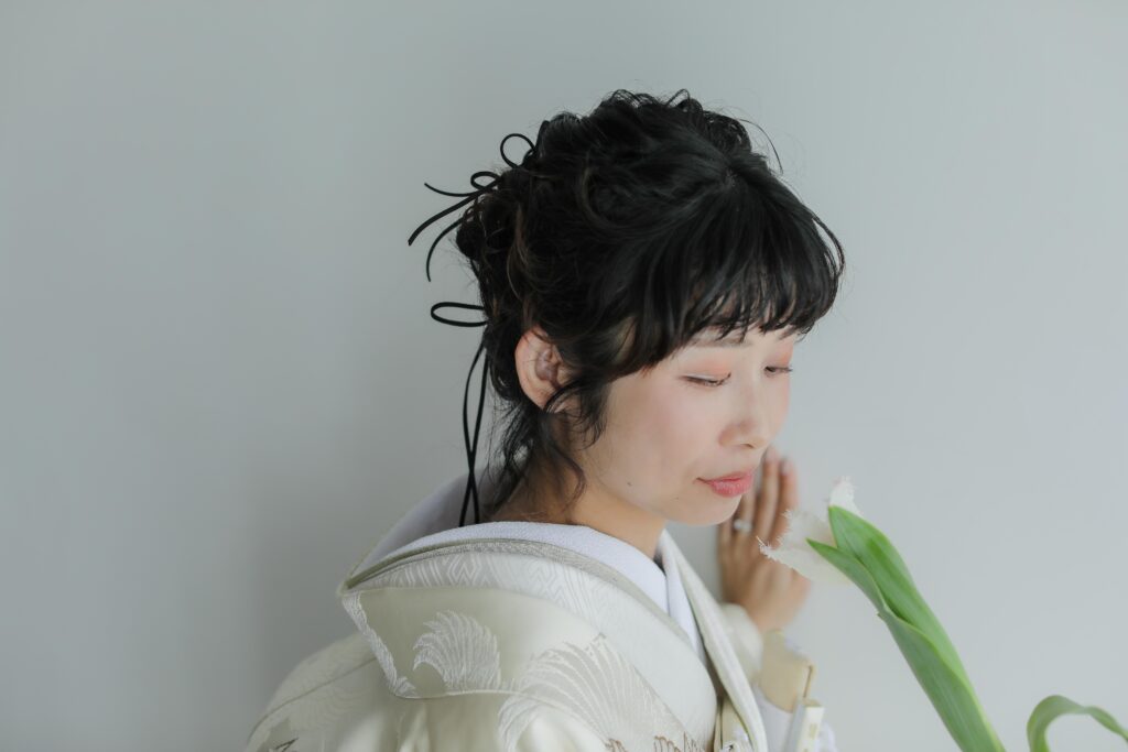 差し込む光が白無垢の陰影を美しく描き出す。シンプルだからこそ本質が伝わる和装カッ ト | IN MY LIFE photography