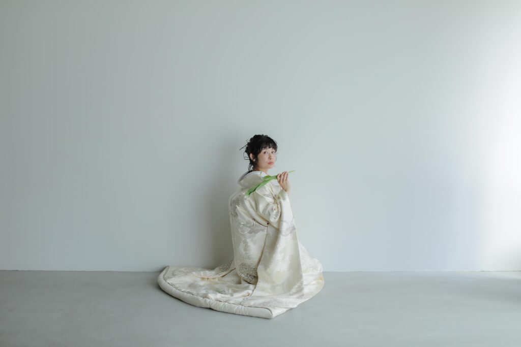 差し込む光が白無垢の陰影を美しく描き出す。シンプルだからこそ本質が伝わる和装カッ ト | IN MY LIFE photography