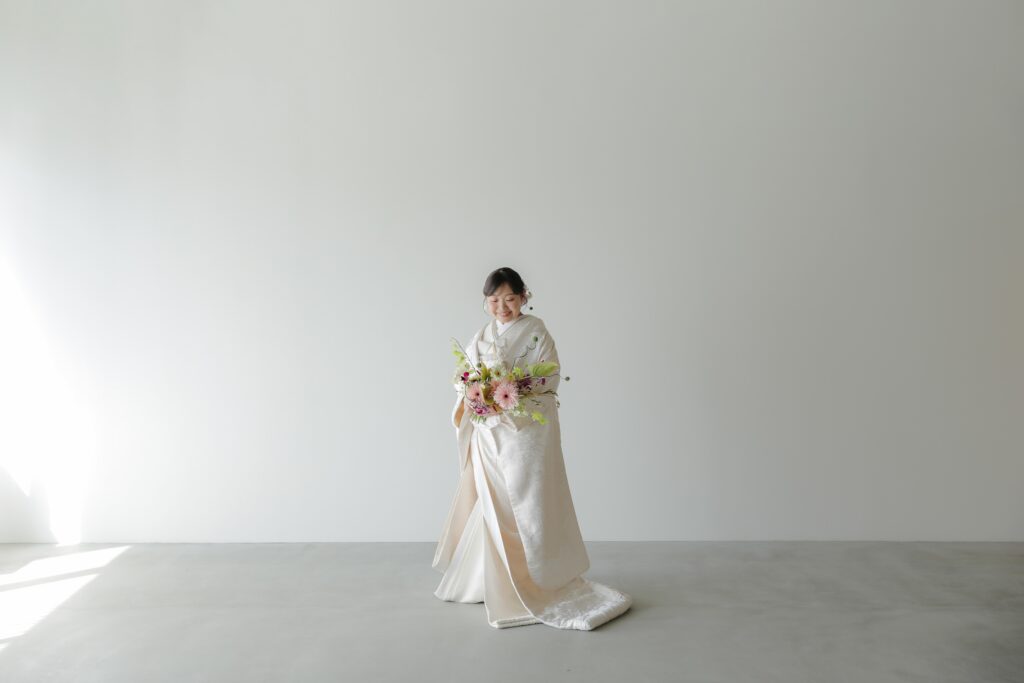 差し込む光が白無垢の陰影を美しく描き出す。シンプルだからこそ本質が伝わる和装カッ ト | IN MY LIFE photography